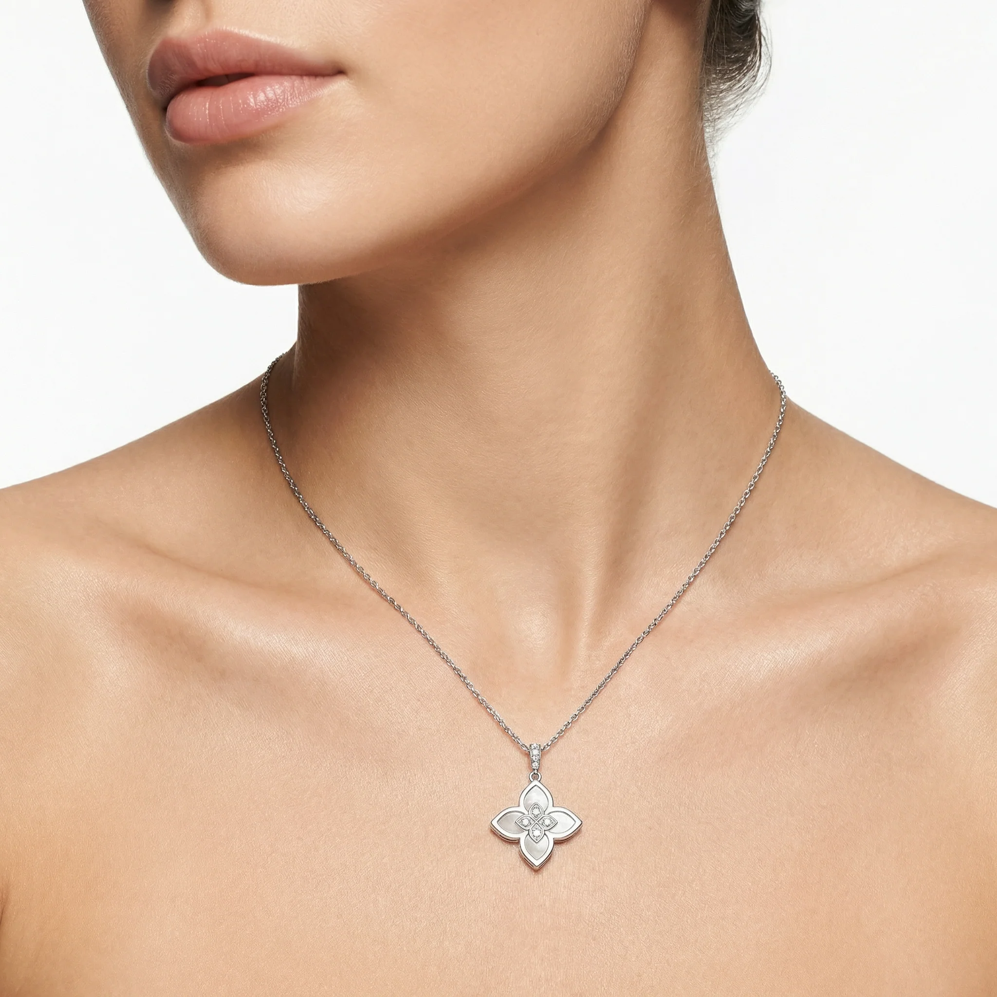Women Nua Necklace